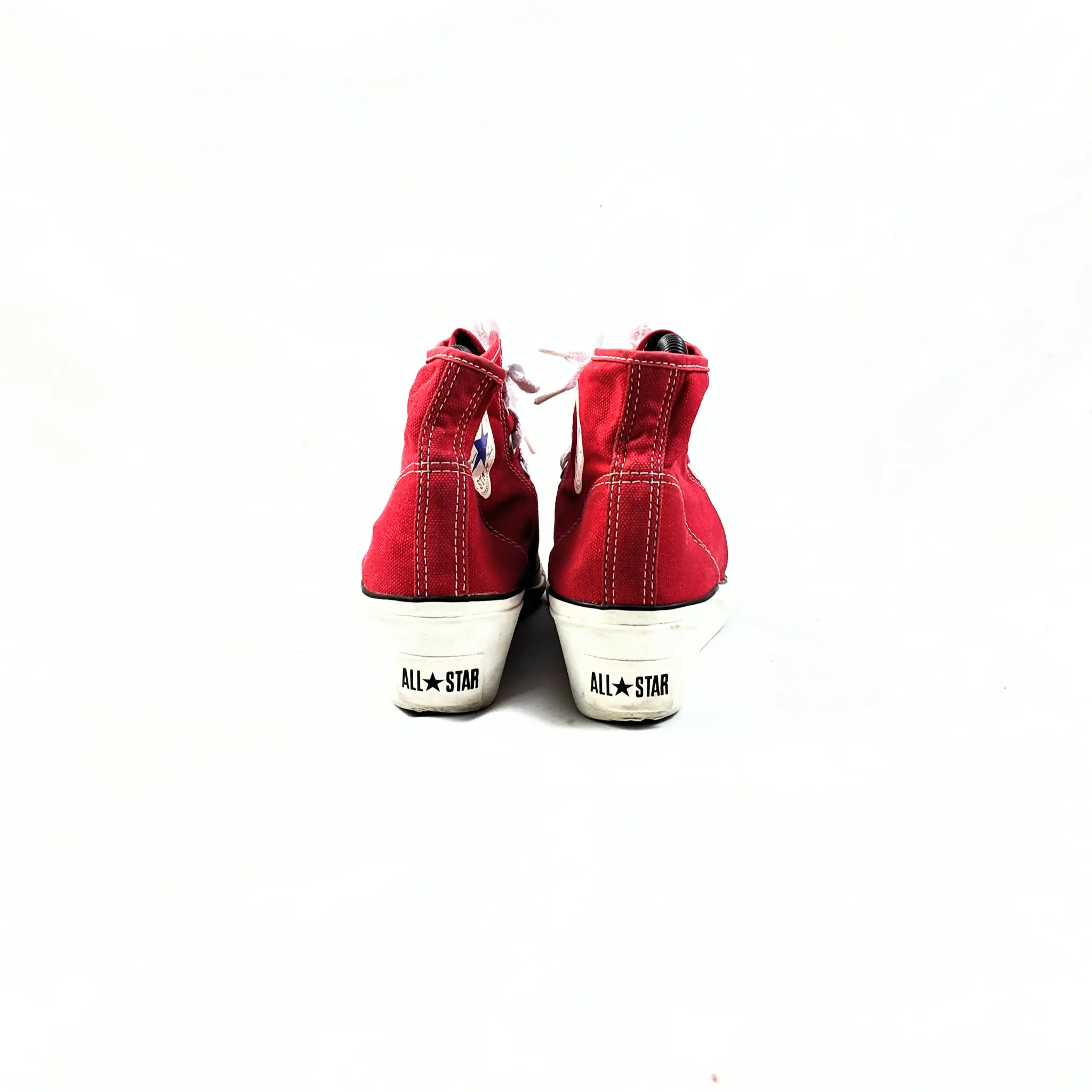 حذاء رياضي كونفرس باللون الأحمر Premium C