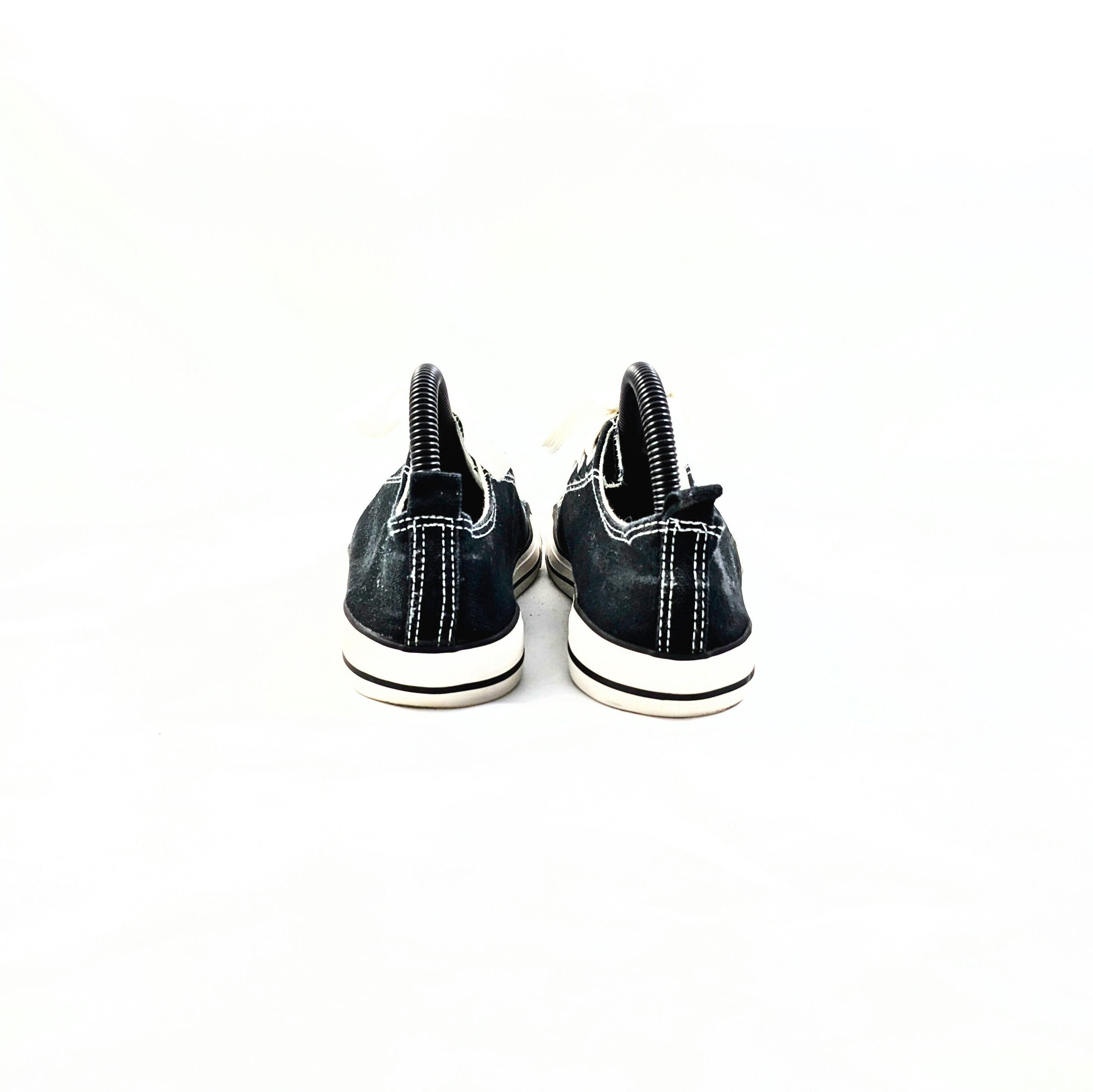 حذاء رياضي أسود من Rue21
