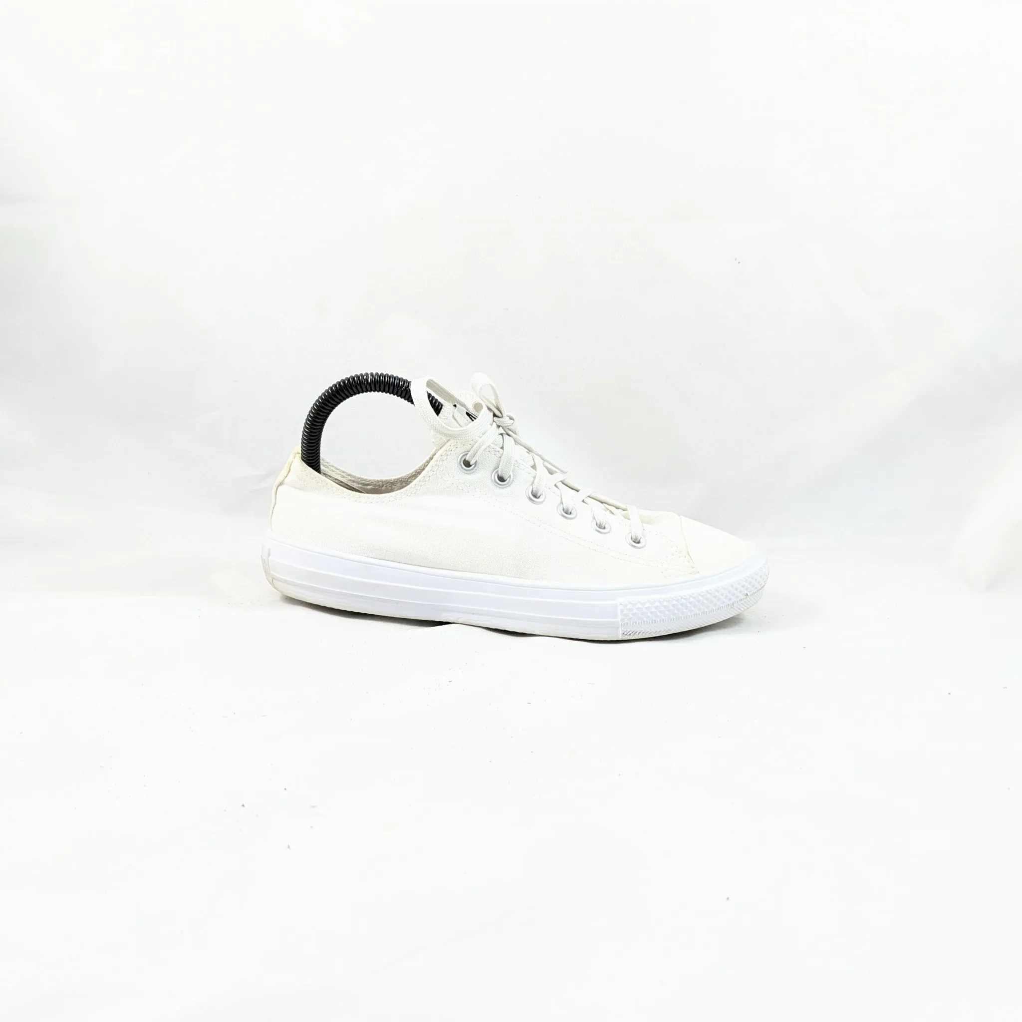 كونفرس أحذية رياضية بيضاء