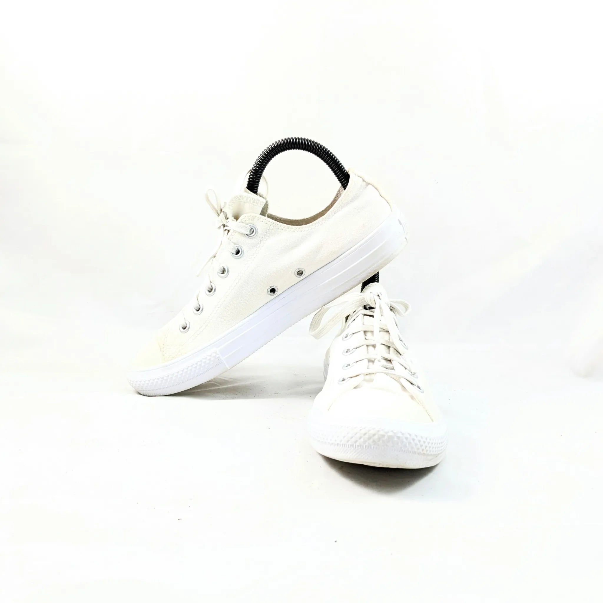كونفرس أحذية رياضية بيضاء