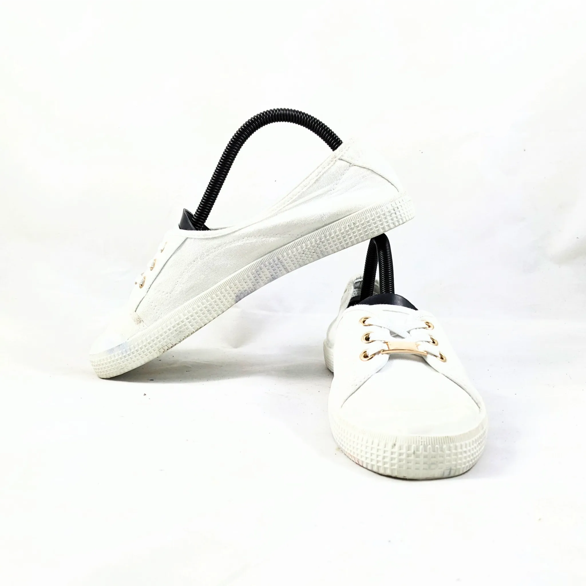 حذاء نيولوك الأبيض