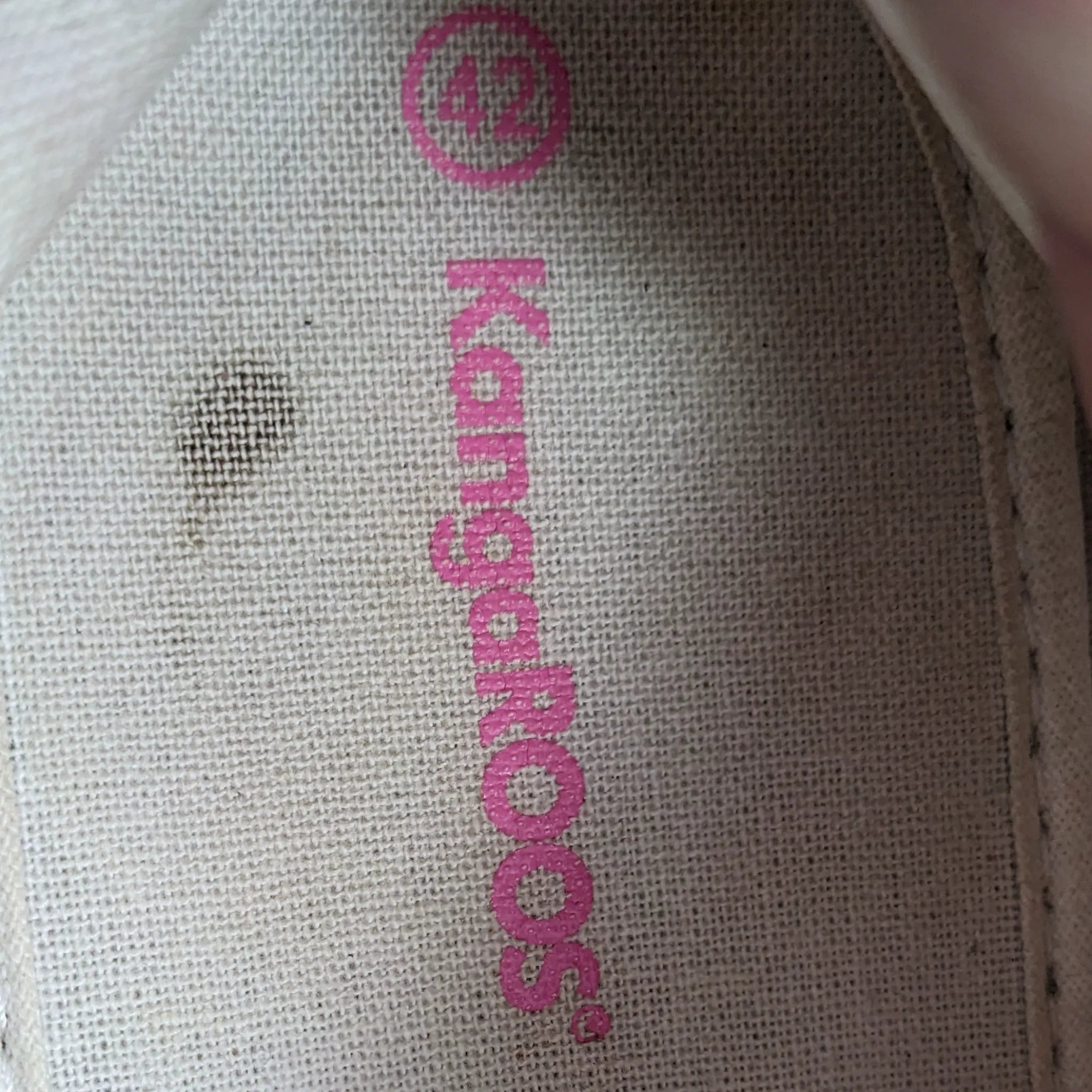 أحذية رياضية باللون الوردي من KangaRoos