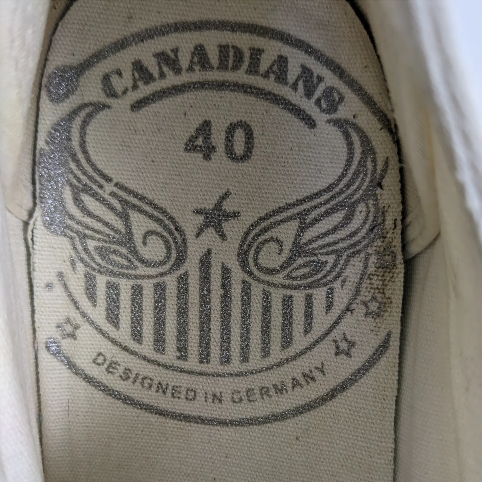 الكنديون أحذية رياضية بيضاء