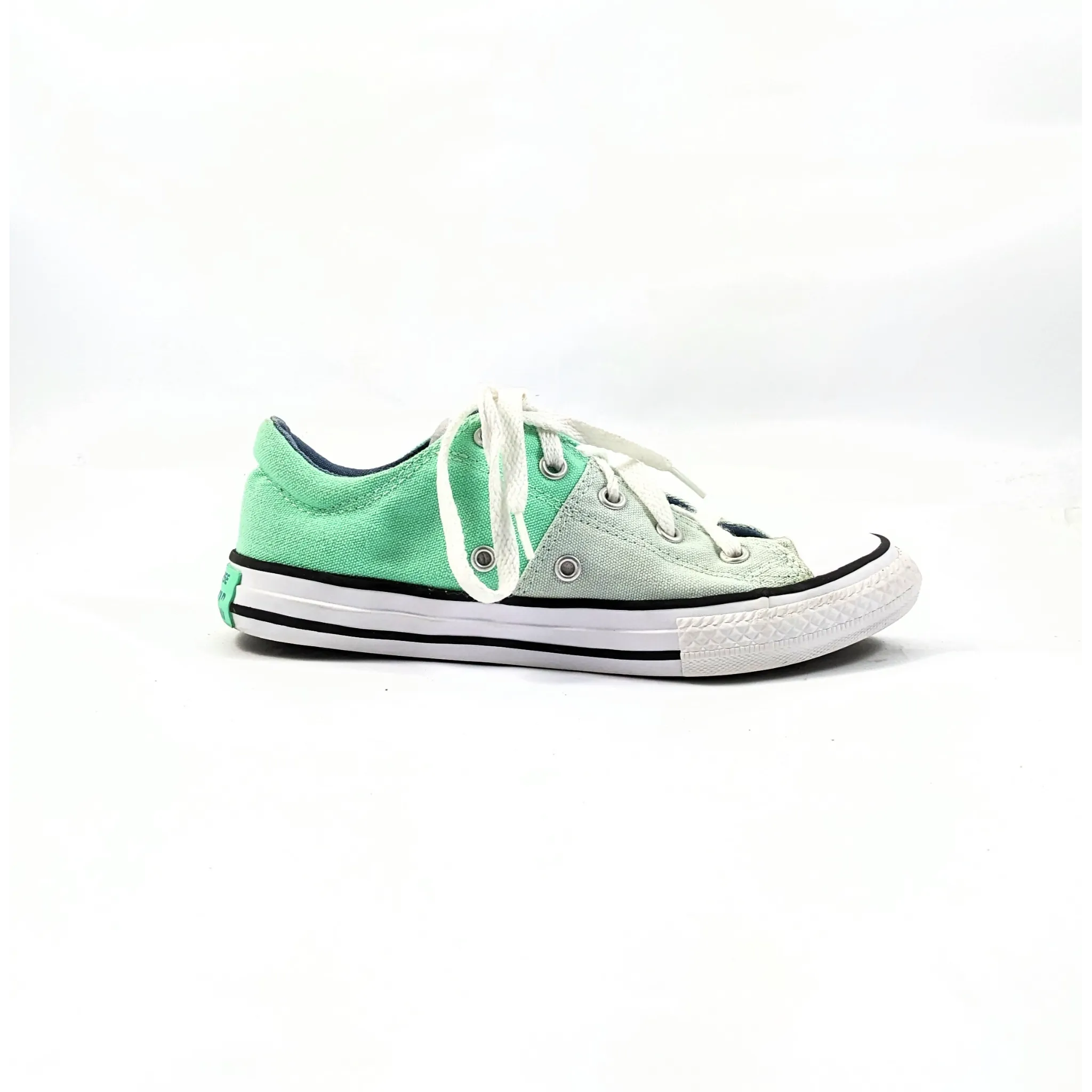 حذاء كونفرس باللون الأخضر