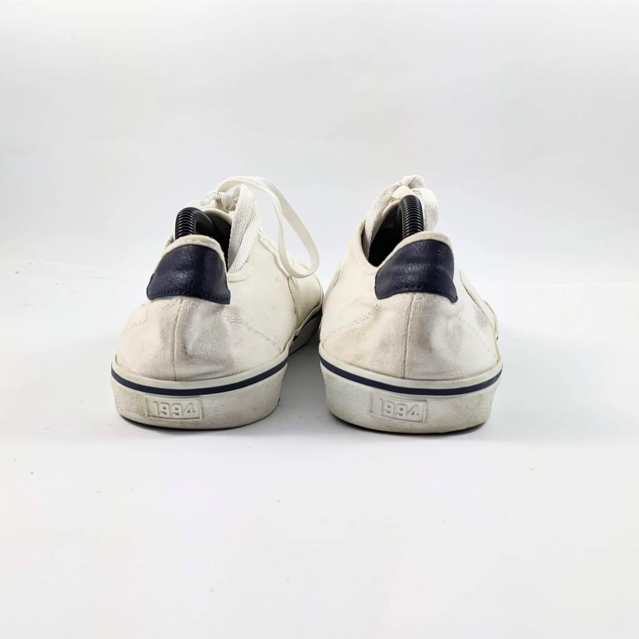 أحذية رياضية بيضاء قديمة البحرية