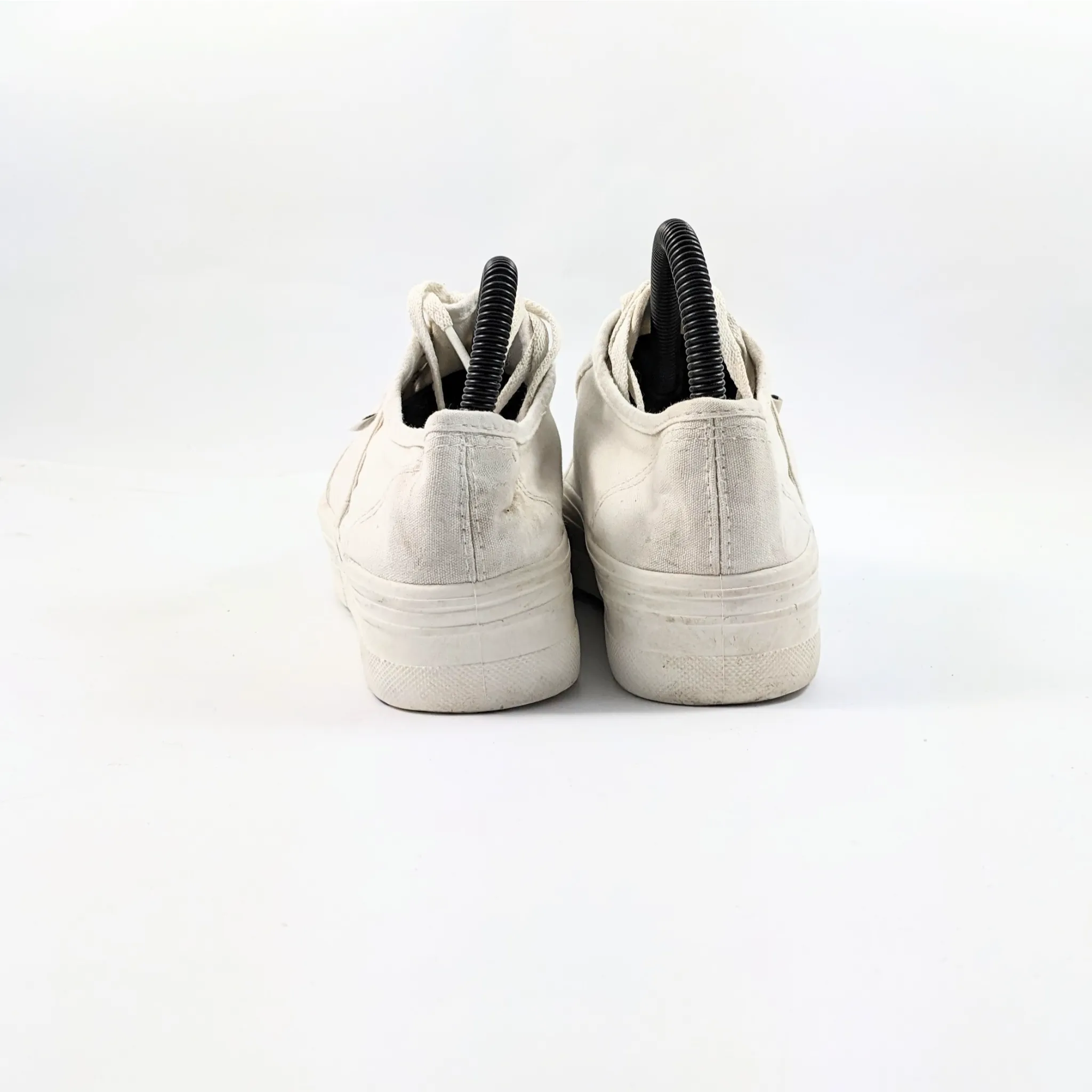 جذور أحذية رياضية بيضاء