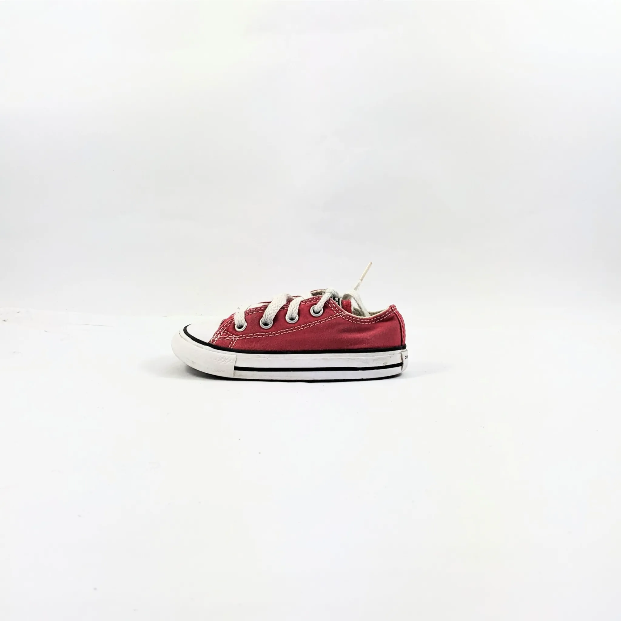 حذاء رياضي كونفرس باللون الأحمر للأطفال