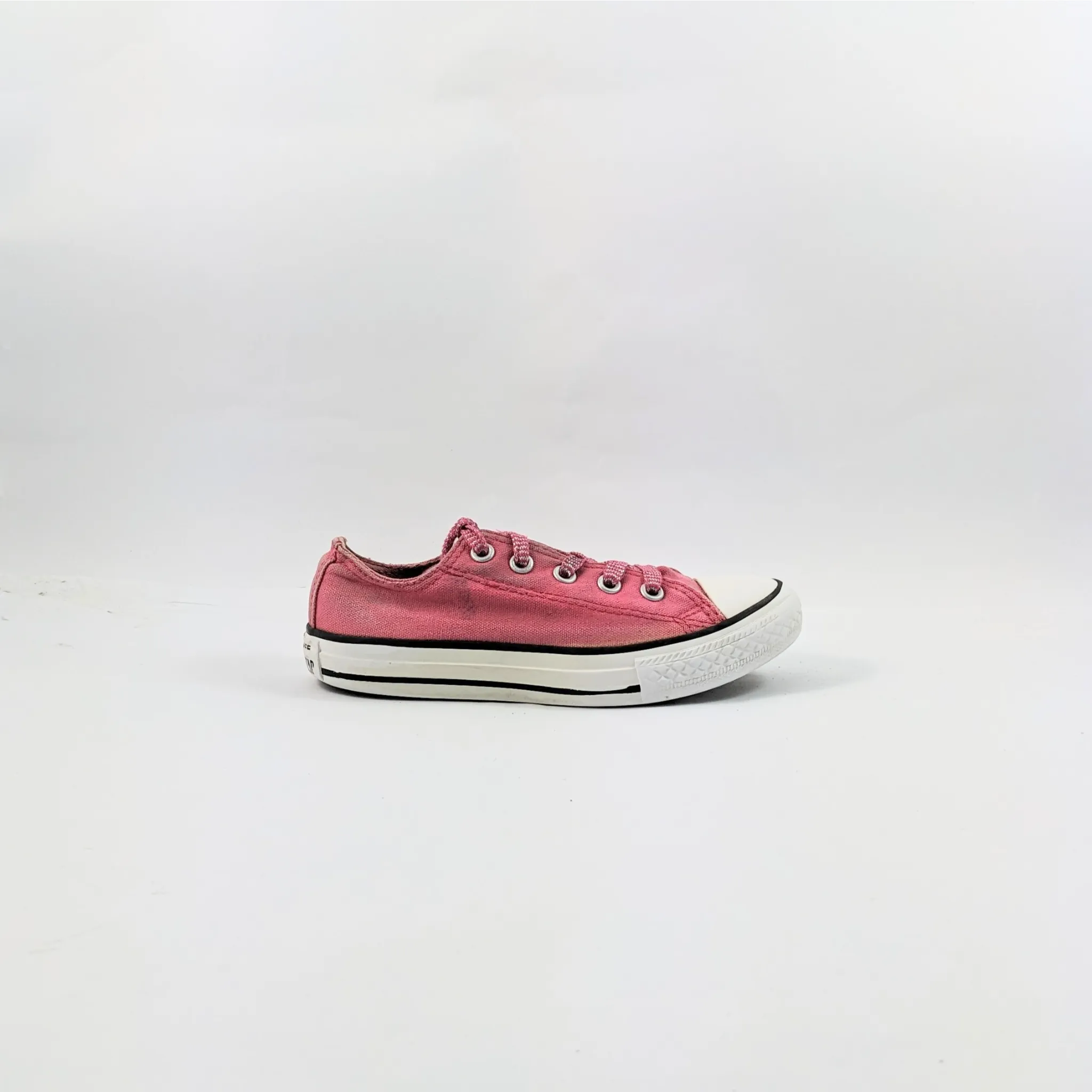 حذاء رياضي باللون الوردي من كونفيرس