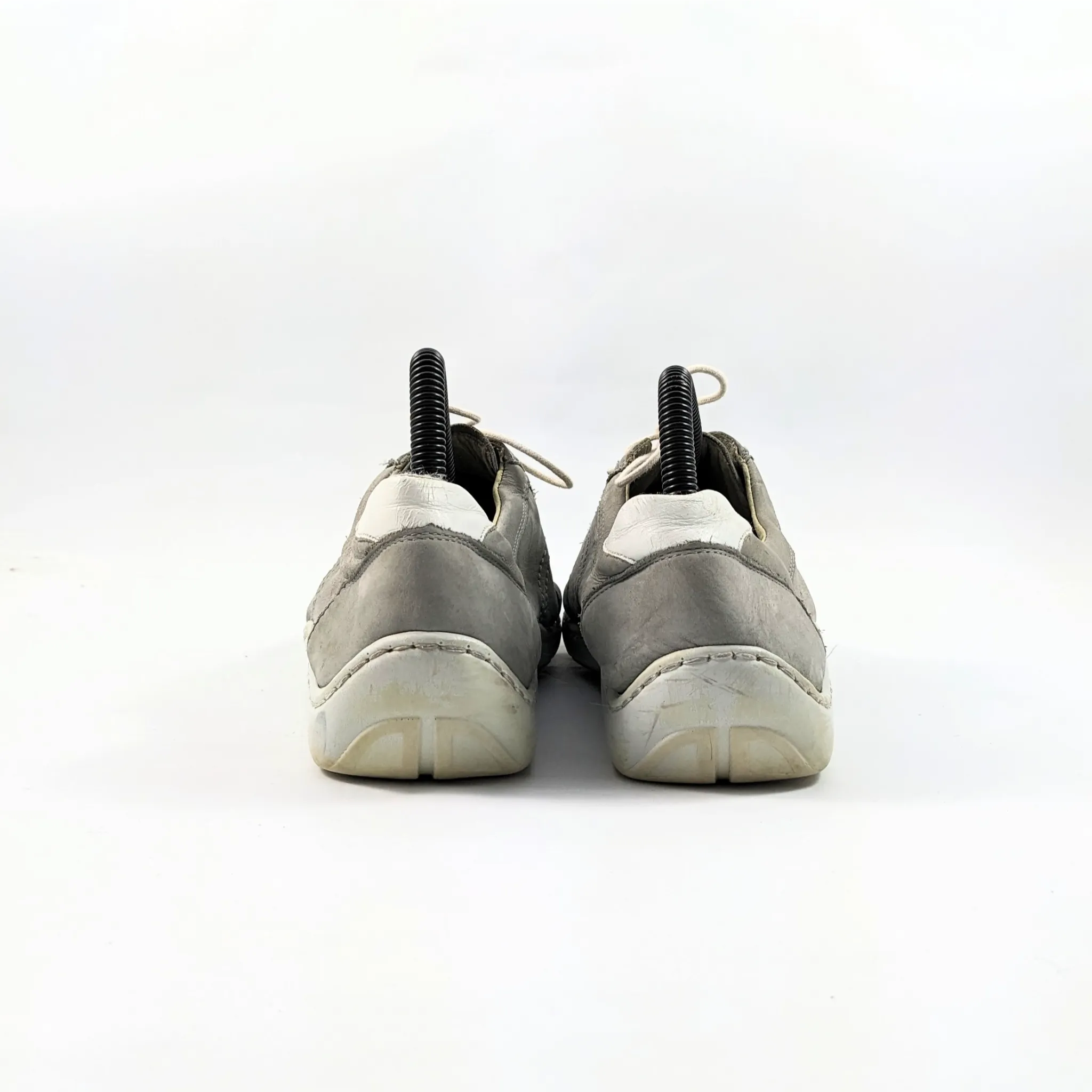 حذاء رياضي باللون الرمادي من Medicus