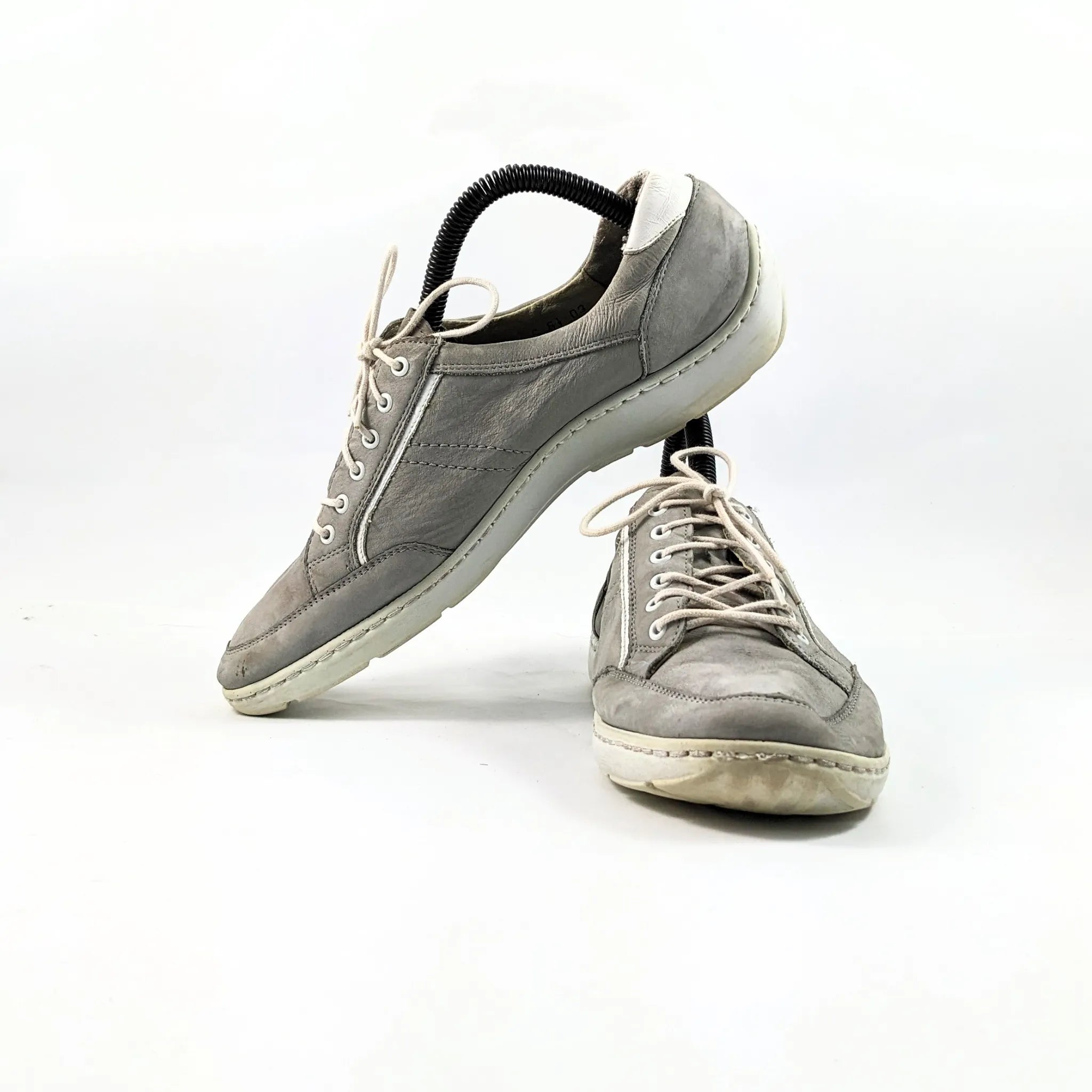 حذاء رياضي باللون الرمادي من Medicus