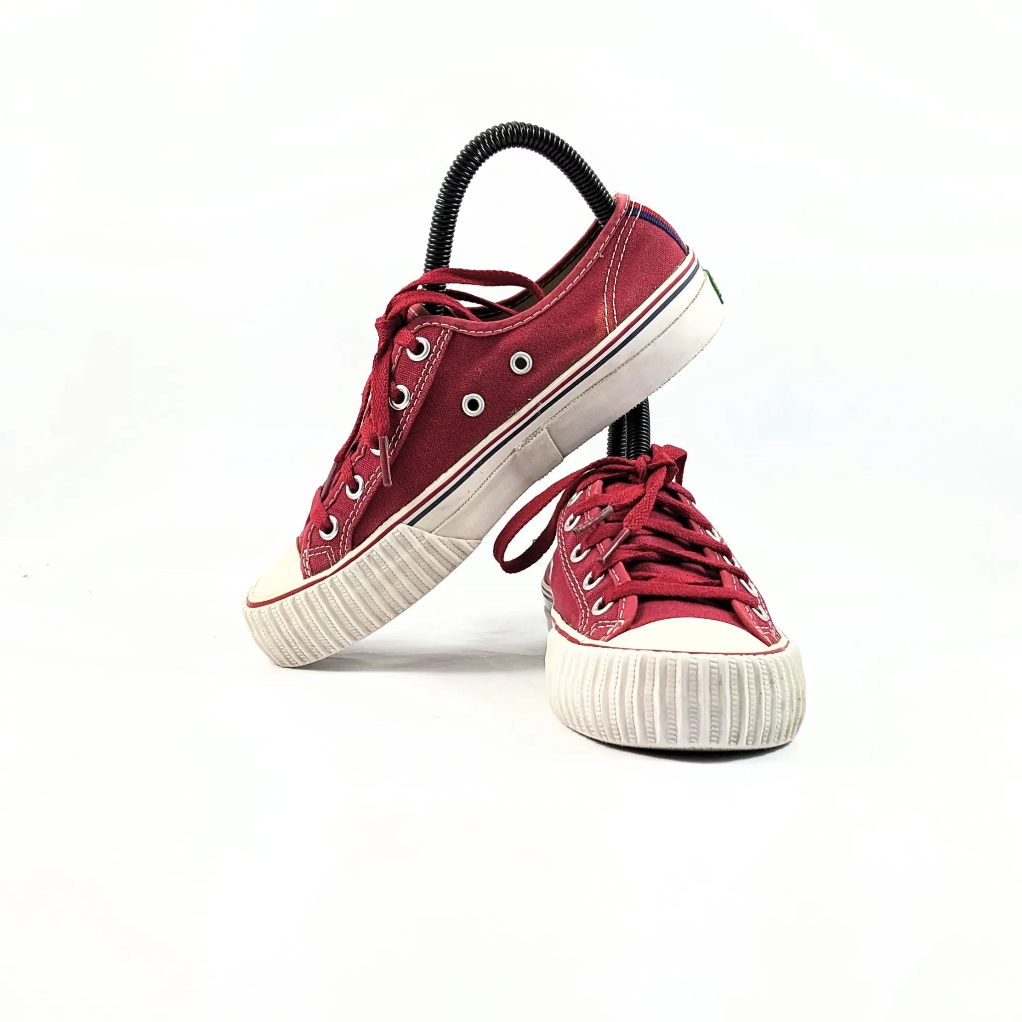 حذاء رياضي باللون الأحمر من Posture Foundation