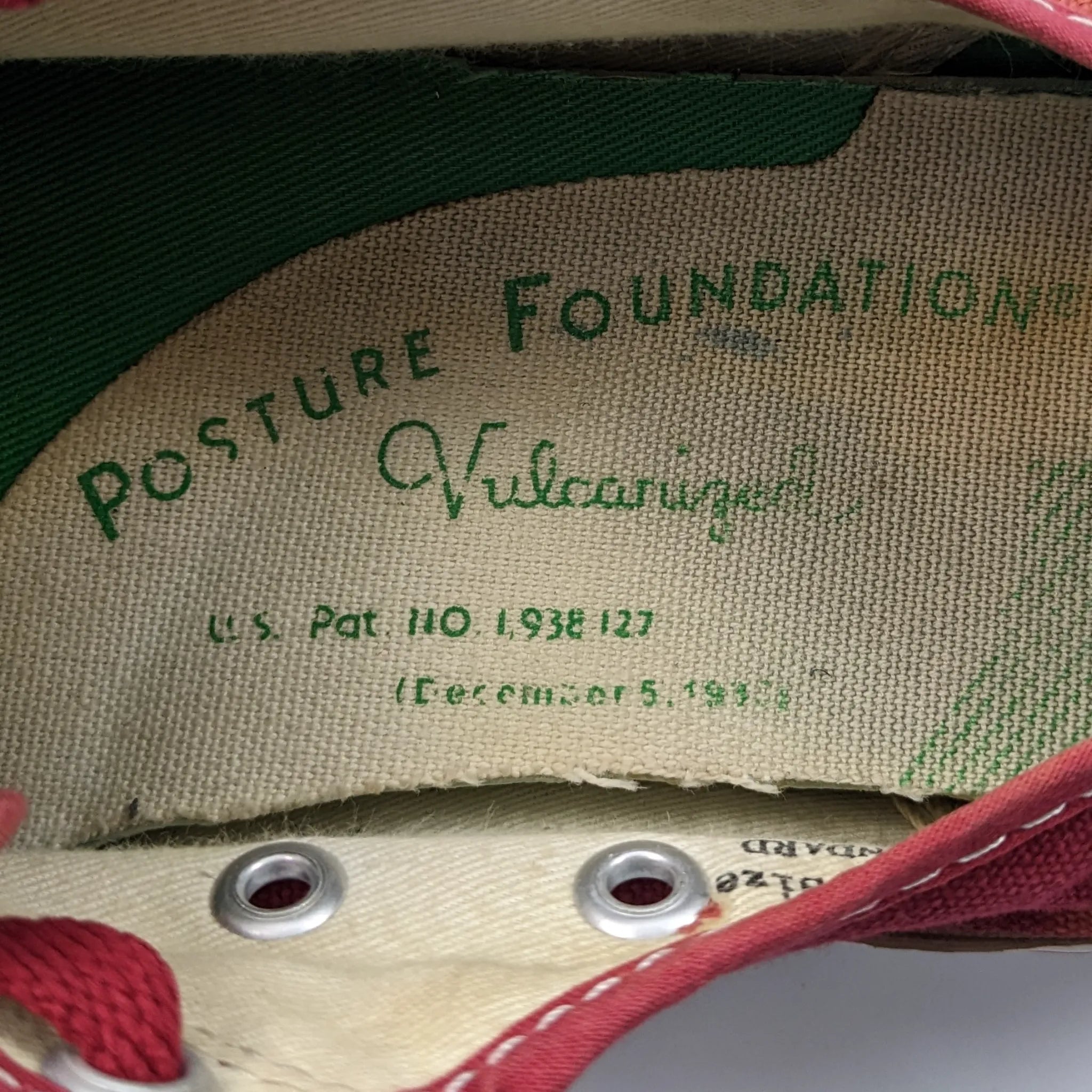 حذاء رياضي باللون الأحمر من Posture Foundation
