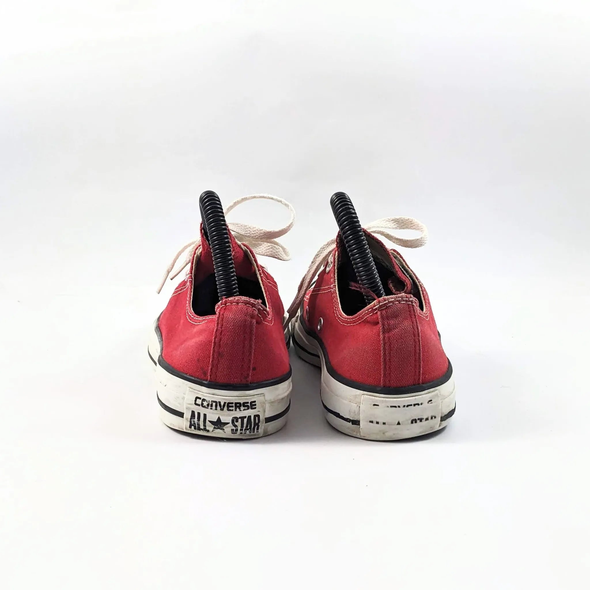 حذاء كونفرس باللون الأحمر