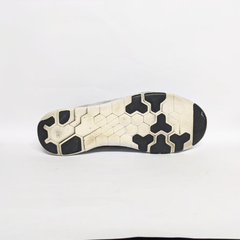 حذاء رياضي نايك فري فاير 5.0 باللون الرمادي