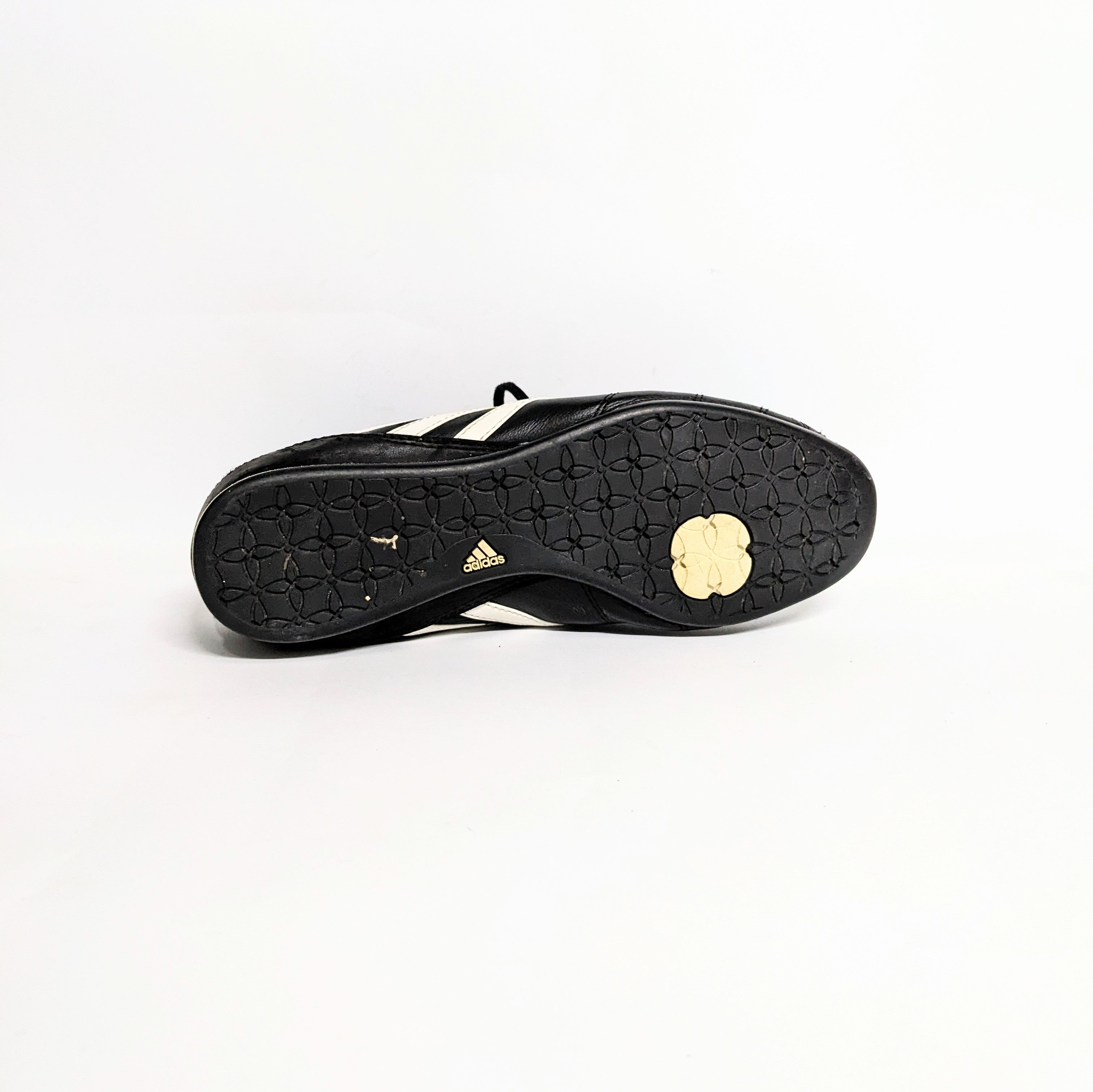 حذاء رياضي جلد أديداس أسود مستعمل