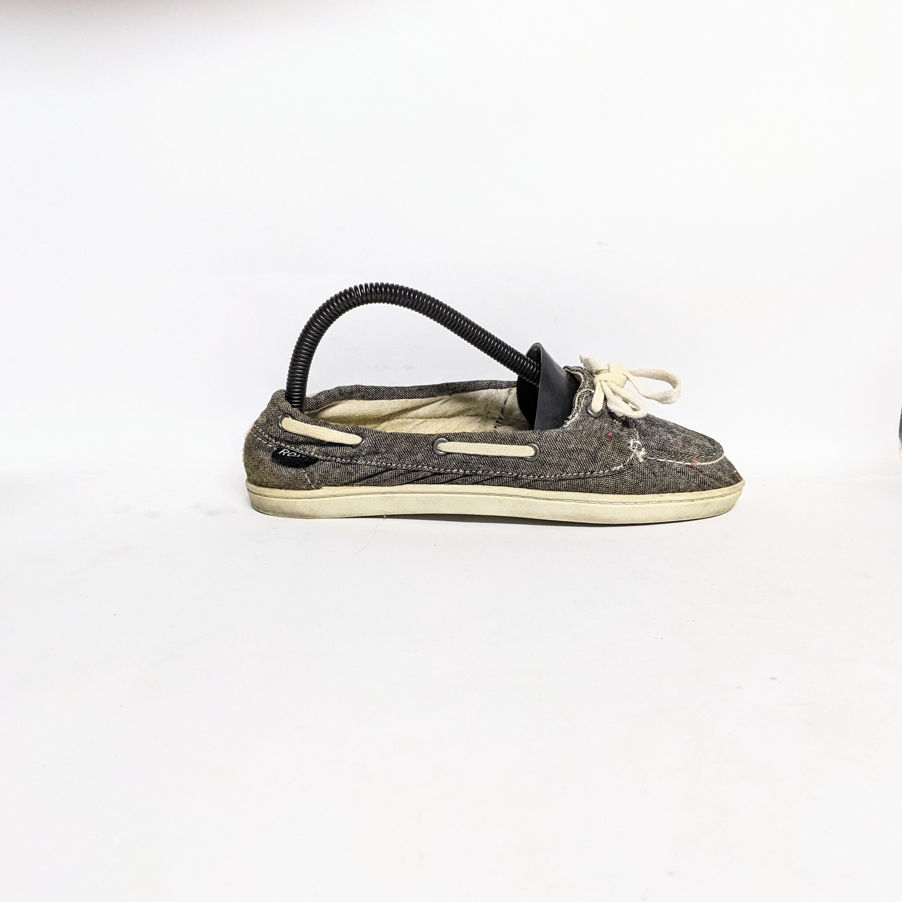 أحذية رياضية مستعملة مستوردة باللون الرمادي بتصميم جديد