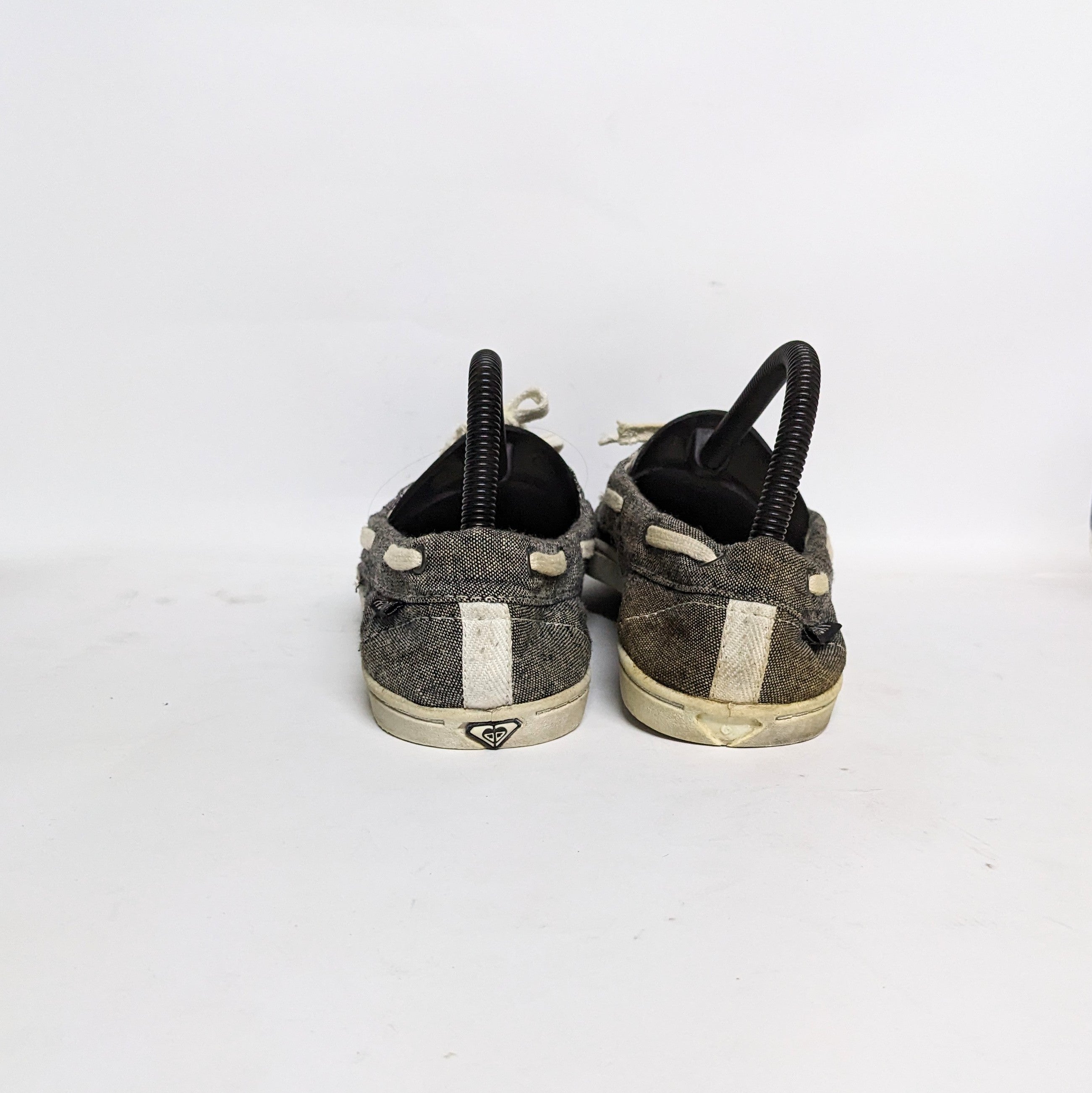 أحذية رياضية مستعملة مستوردة باللون الرمادي بتصميم جديد