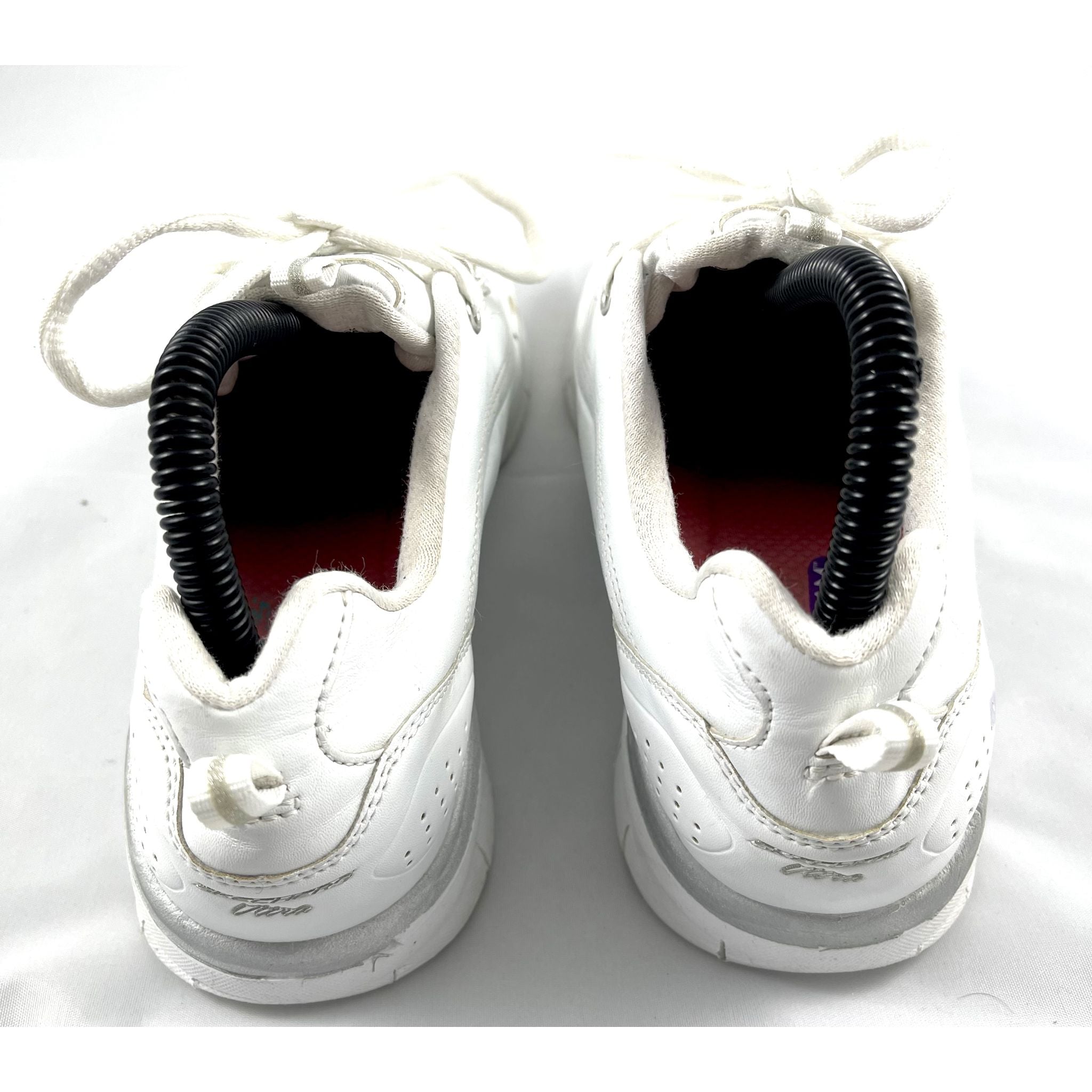 حذاء سكيتشرز الأبيض