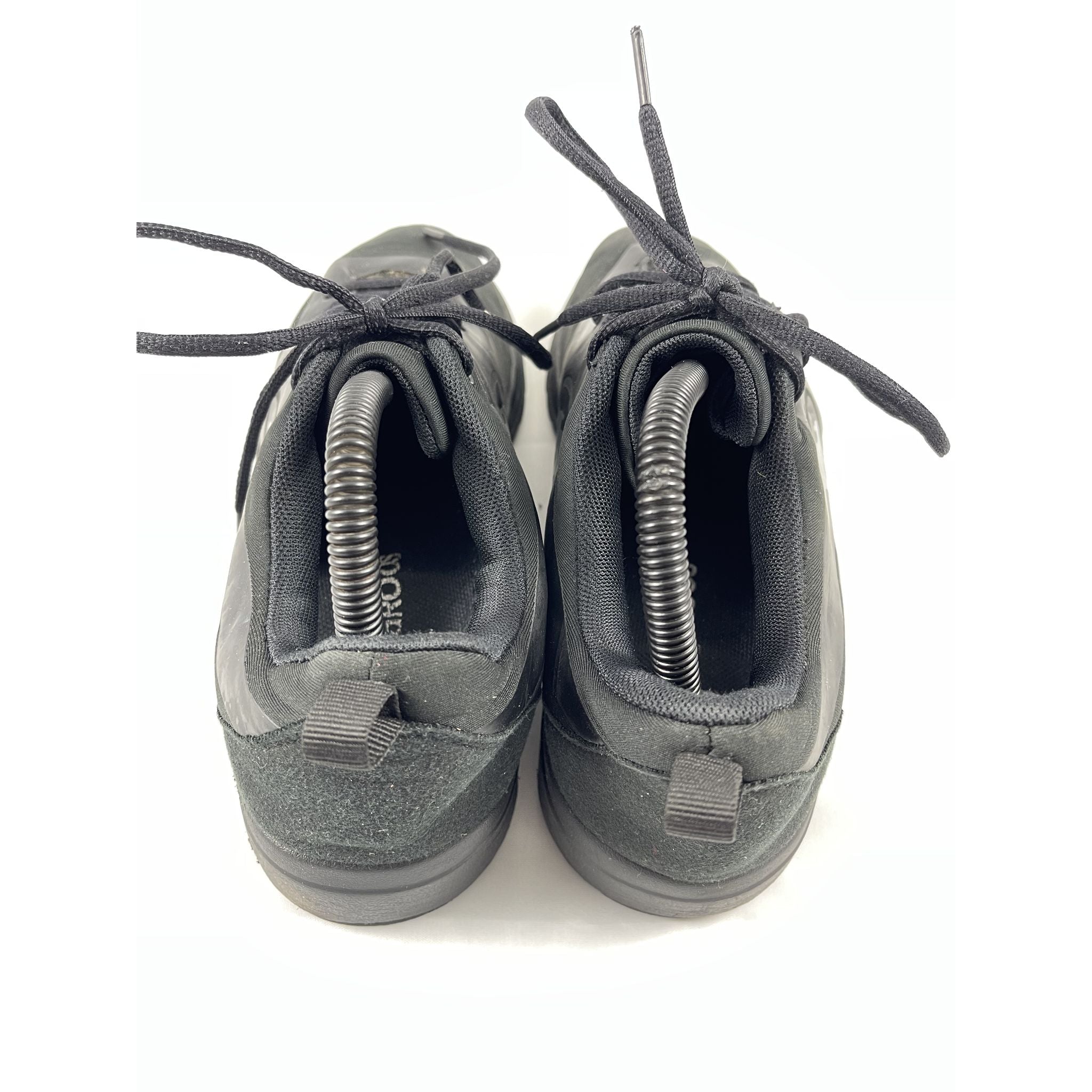 أحذية كانجاروس السوداء