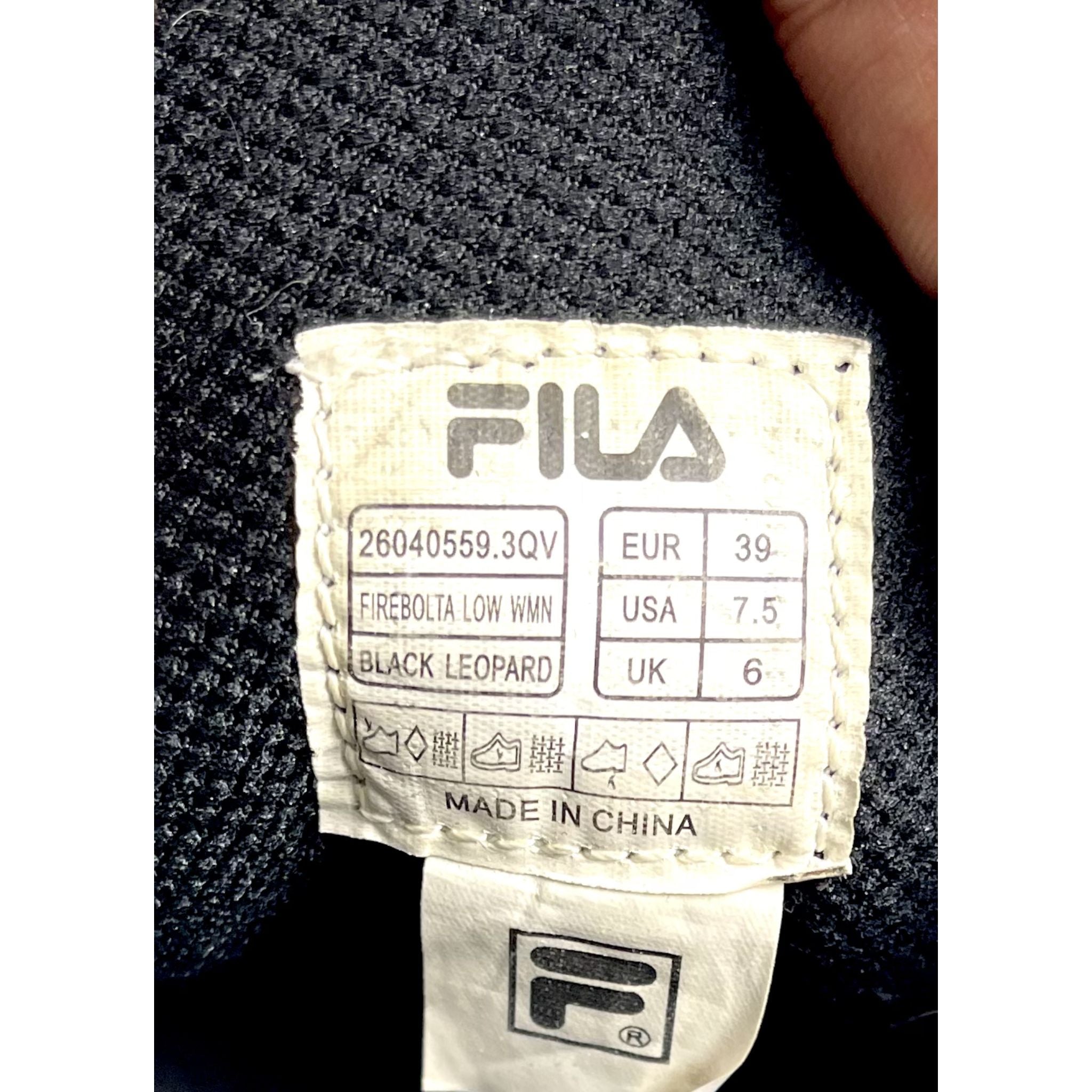 حذاء رياضي أسود من FILA