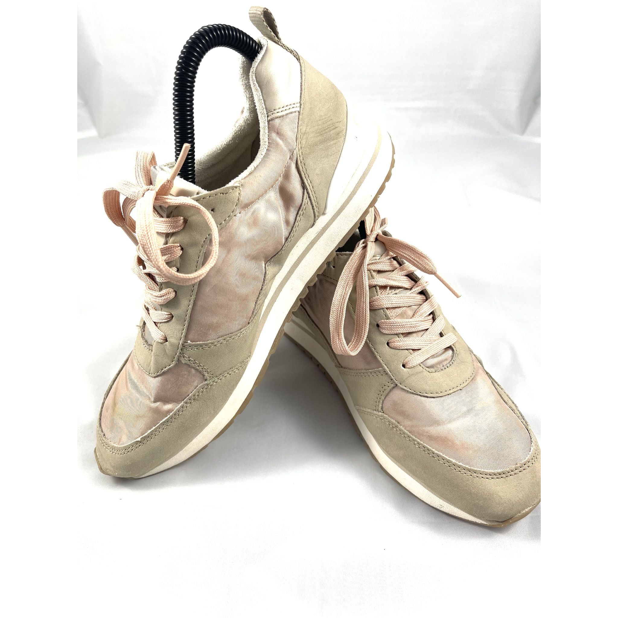 حذاء رياضي باللون البيج من TomTailor