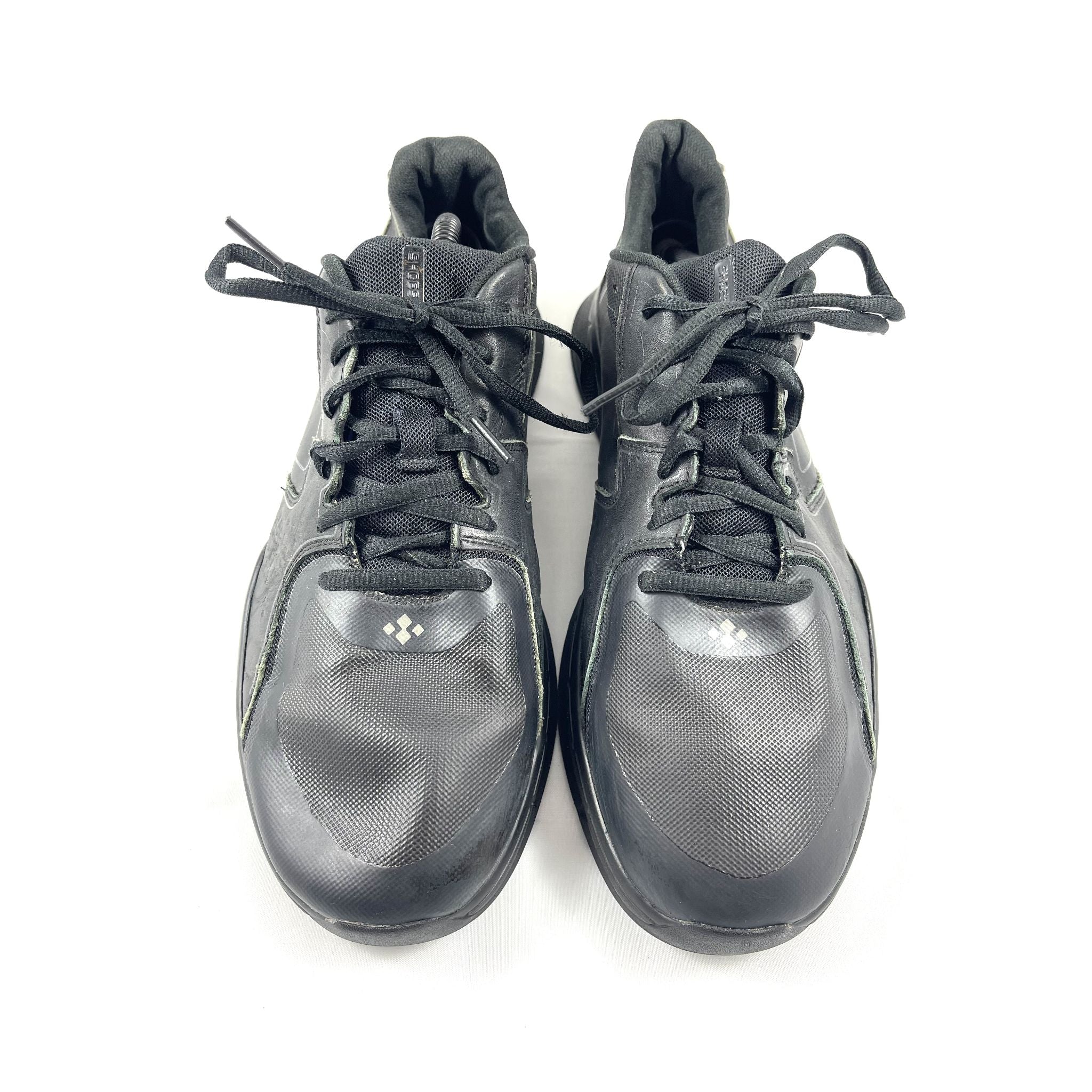أحذية رياضية سوداء