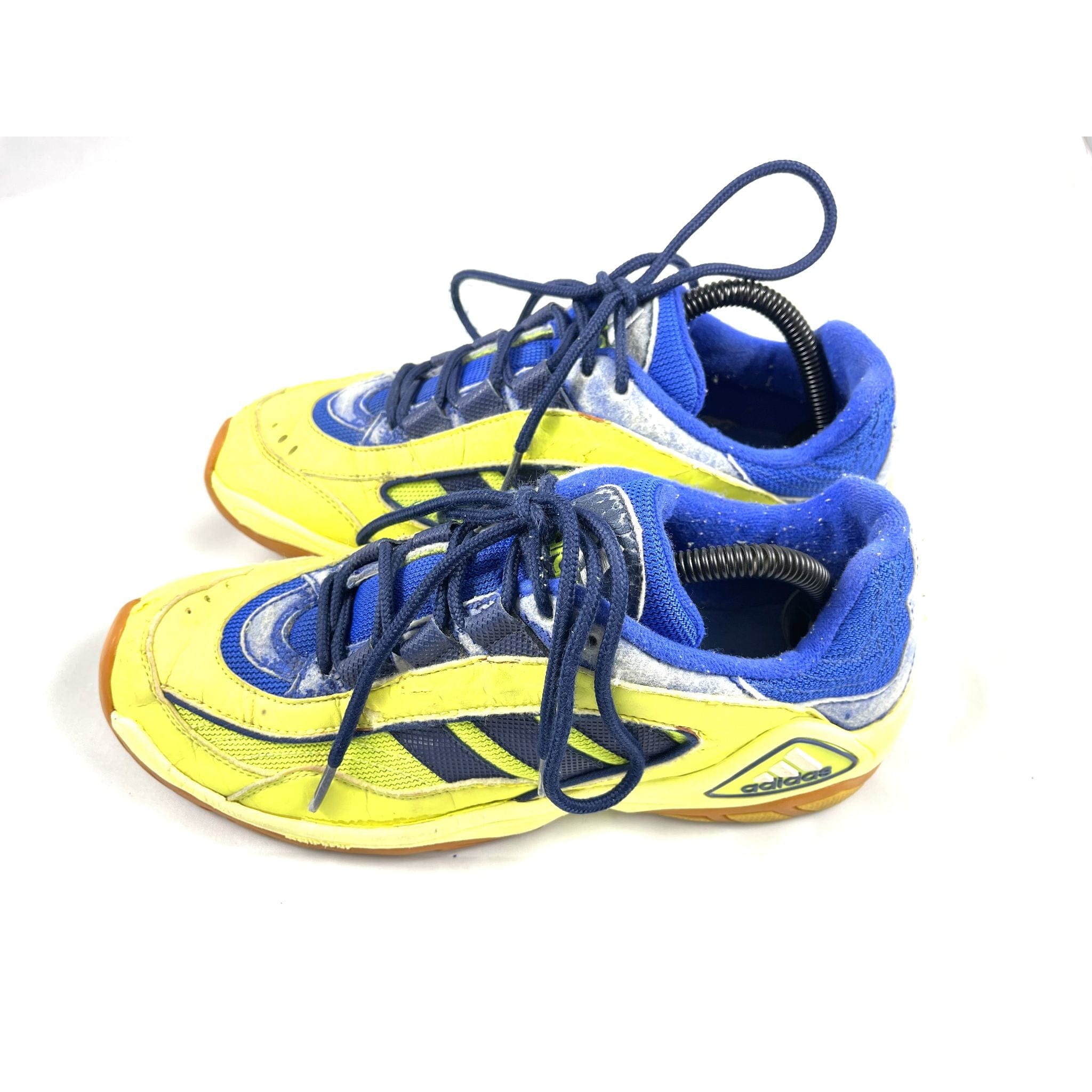 حذاء أديداس الرياضي باللون الأصفر
