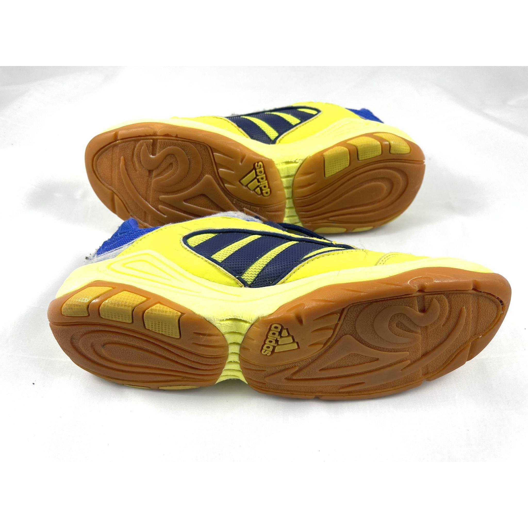 حذاء أديداس الرياضي باللون الأصفر